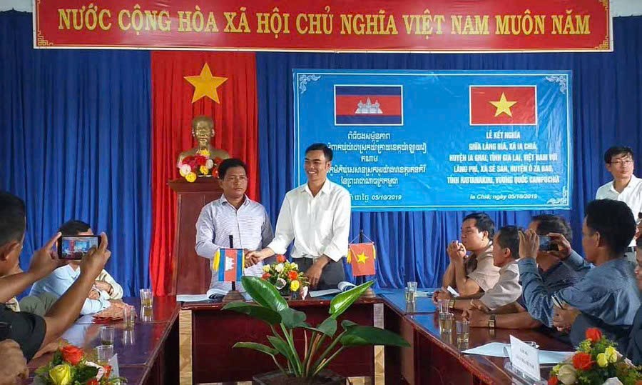 Lễ kết nghĩa cụm dân cư hai bên biên giới giữa làng Biă (xã Ia Chía, huyện Ia Grai, tỉnh Gia Lai) với làng Phí (xã Sê San, huyện Oyadav, tỉnh Ratanakiri, Vương quốc Campuchia), ngày 5/10/2019. (Ảnh: Anh Huy) Lễ kết nghĩa cụm dân cư hai bên biên giới giữa làng Biă (xã Ia Chía, huyện Ia Grai, tỉnh Gia Lai) với làng Phí (xã Sê San, huyện Oyadav, tỉnh Ratanakiri, Vương quốc Campuchia), ngày 5/10/2019. (Ảnh: Anh Huy)