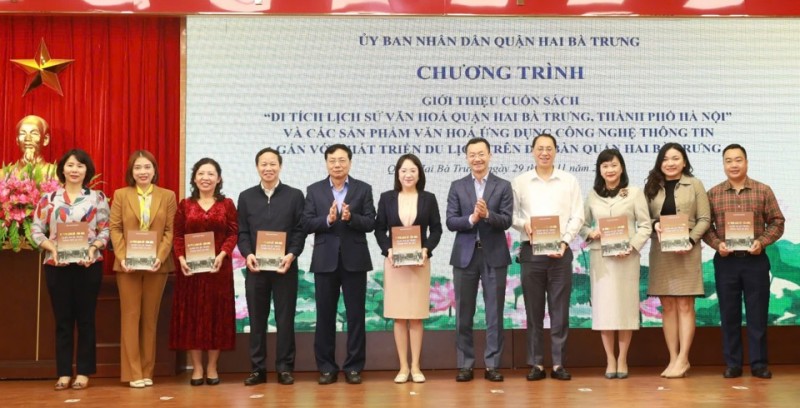 Bí thư Quận ủy Hai Bà Trưng Nguyễn Văn Nam và Phó Giám đốc Sở VH&TT Hà Nội Phạm Xuân Tài trao tặng cuốn sách cho đại diện các phòng, ban, ngành quận (Ảnh: T.L). Bí thư Quận ủy Hai Bà Trưng Nguyễn Văn Nam và Phó Giám đốc Sở VH&TT Hà Nội Phạm Xuân Tài trao tặng cuốn sách cho đại diện các phòng, ban, ngành quận (Ảnh: T.L).