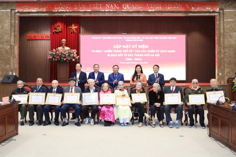 Các đồng chí lãnh đạo TP Hà Nội với đại diện các tập thể có thành tích xuất sắc (Ảnh: T.L). Các đồng chí lãnh đạo TP Hà Nội với đại diện các tập thể có thành tích xuất sắc (Ảnh: T.L).