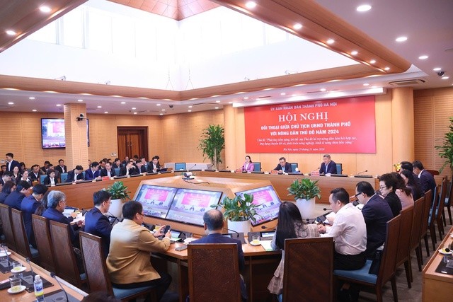 Hội nghị được tổ chức tại điểm cầu UBND Thành phố và kết nối trực tuyến tới điểm cầu 18 huyện, thị xã (Ảnh: T.L). Hội nghị được tổ chức tại điểm cầu UBND Thành phố và kết nối trực tuyến tới điểm cầu 18 huyện, thị xã (Ảnh: T.L).