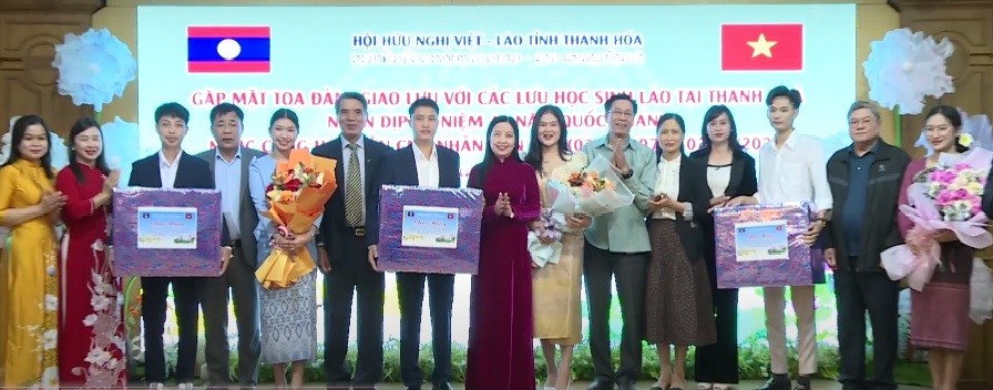 Phạm Thị Thanh Thủy, Trưởng Ban Dân vận Tỉnh ủy, Chủ tịch Ủy ban MTTQ tỉnh, Chủ tịch Hội Hữu nghị Việt - Lào tỉnh Thanh Hóa cùng các đại biểu trao quà cho đại diện các lưu học sinh Lào. Phạm Thị Thanh Thủy, Trưởng Ban Dân vận Tỉnh ủy, Chủ tịch Ủy ban MTTQ tỉnh, Chủ tịch Hội Hữu nghị Việt - Lào tỉnh Thanh Hóa cùng các đại biểu trao quà cho đại diện các lưu học sinh Lào.