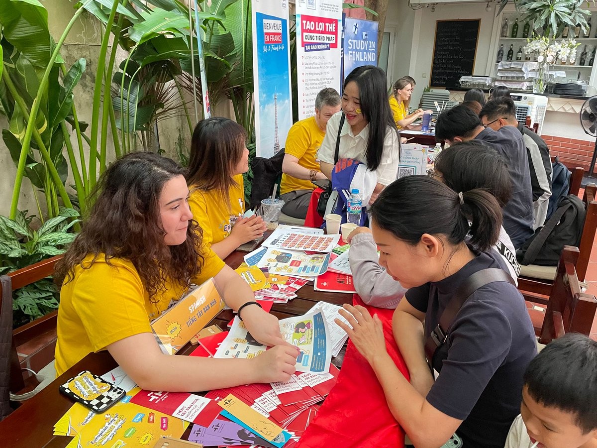On November 23, the Spanish Embassy in Vietnam hosted a vibrant celebration of the European Day of Languages 2024 in Hanoi. The event showcased the beauty and diversity of the Spanish language through engaging activities such as language classes and Exploring Spanish Language at European Day of Languages 2024 in Hanoi