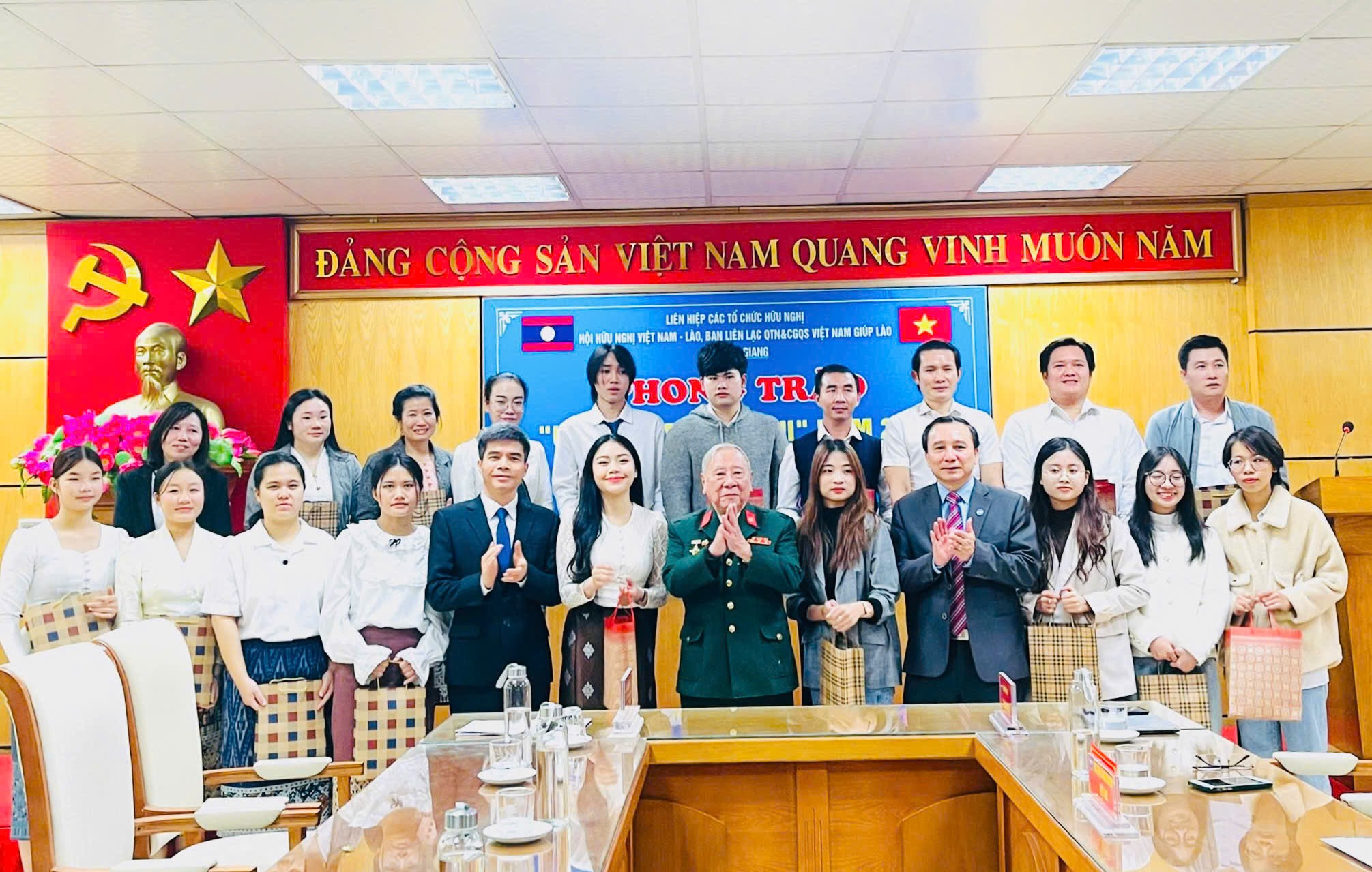 Đại diện lãnh đạo Sở Ngoại vụ, Liên hiệp Các tổ chức hữu nghị và Ông Hoàng Đình Tiến, Phó Chủ tịch Hội Hữu nghị Việt Nam - Lào, Trưởng Ban Liên lạc Quân tình nguyện và Chuyên gia quân sự Việt Nam giúp Lào tỉnh Bắc Giang tặng quà cho sinh viên Lào. Đại diện lãnh đạo Sở Ngoại vụ, Liên hiệp Các tổ chức hữu nghị và Ông Hoàng Đình Tiến, Phó Chủ tịch Hội Hữu nghị Việt Nam - Lào, Trưởng Ban Liên lạc Quân tình nguyện và Chuyên gia quân sự Việt Nam giúp Lào tỉnh Bắc Giang tặng quà cho sinh viên Lào.