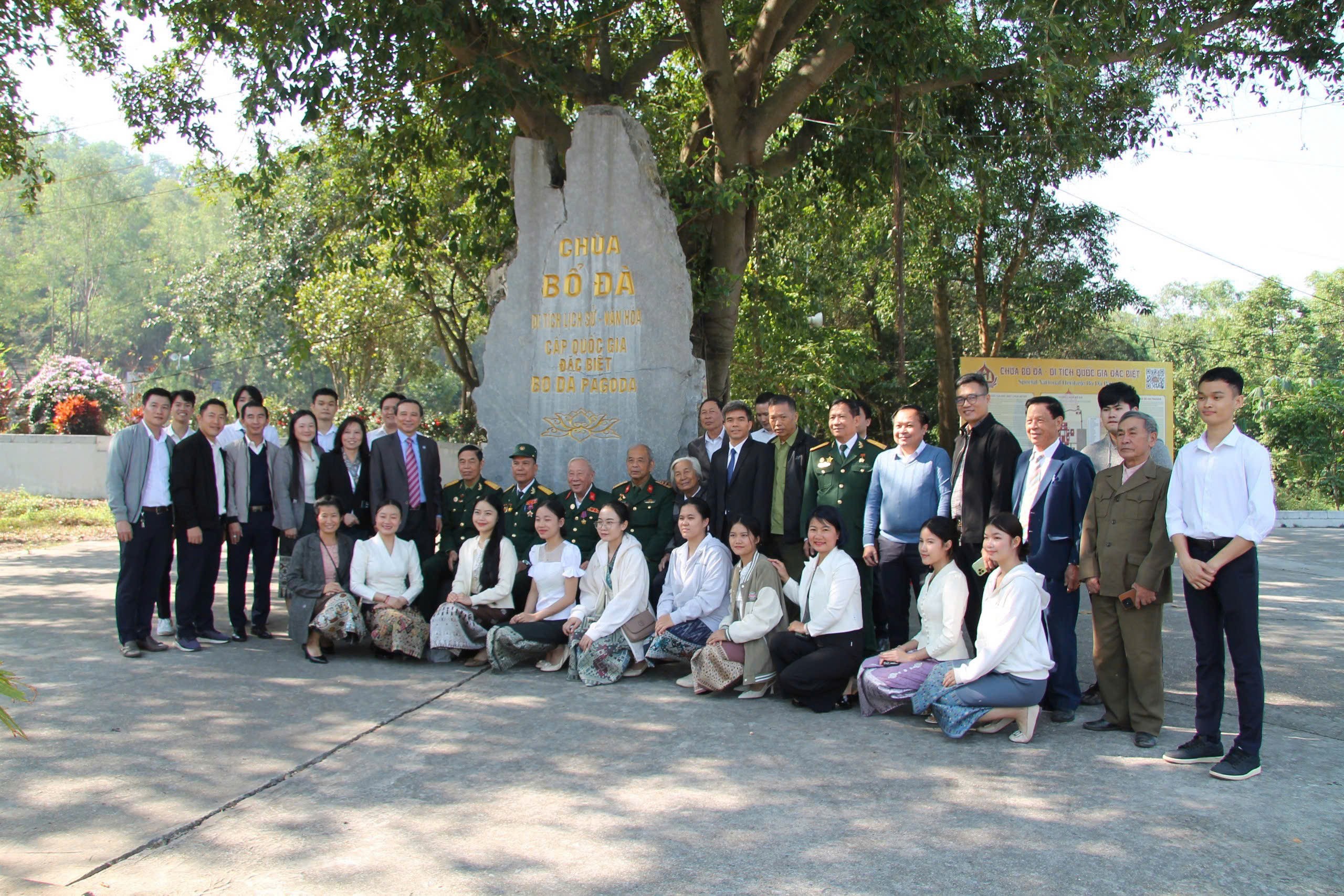 Các đại biểu và sinh viên Lào thăm chùa Bổ Đà. Các đại biểu và sinh viên Lào thăm chùa Bổ Đà.