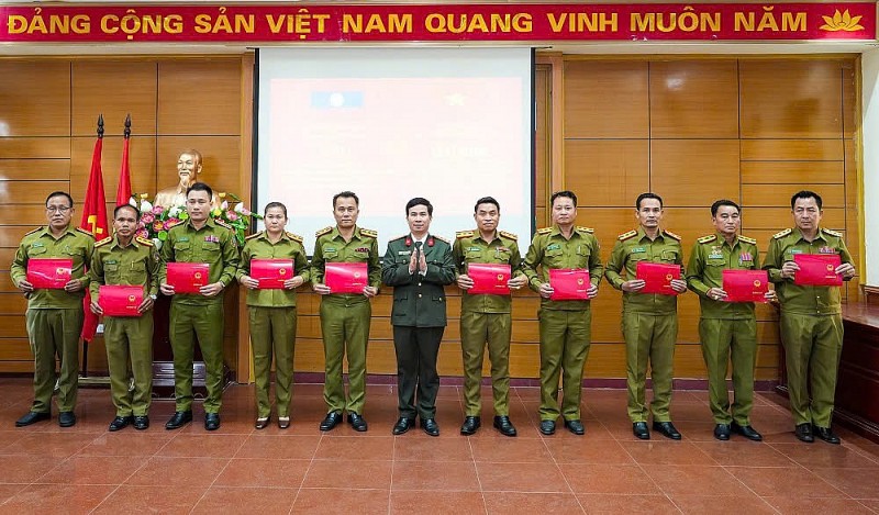 GS.TS, Đại tá Nguyễn Trường Thọ - Phó Giám đốc Học viện ANND trao Chứng nhận tốt nghiệp cho các học viên. (Ảnh: Học viện An ninh nhân dân)