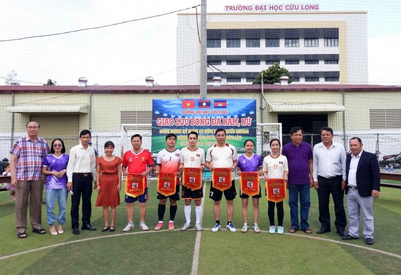 Trường Đại học Cửu Long tổ chức giao lưu bóng đá lưu học sinh Lào Trường Đại học Cửu Long tổ chức giao lưu bóng đá lưu học sinh Lào