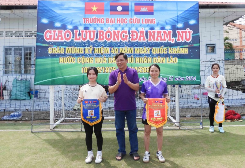 Trường Đại học Cửu Long tổ chức giao lưu bóng đá lưu học sinh Lào Trường Đại học Cửu Long tổ chức giao lưu bóng đá lưu học sinh Lào