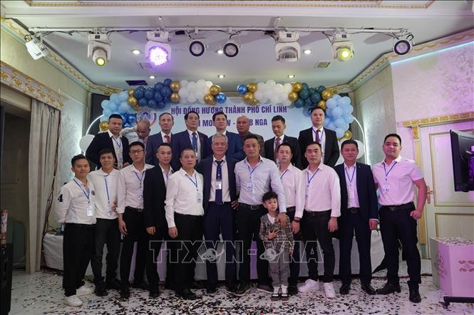 Chủ tịch Hội Bùi Bá Vượng (giữa, hàng dưới) và các thành viên cốt cán của Hội. Chủ tịch Hội Bùi Bá Vượng (giữa, hàng dưới) và các thành viên cốt cán của Hội.
