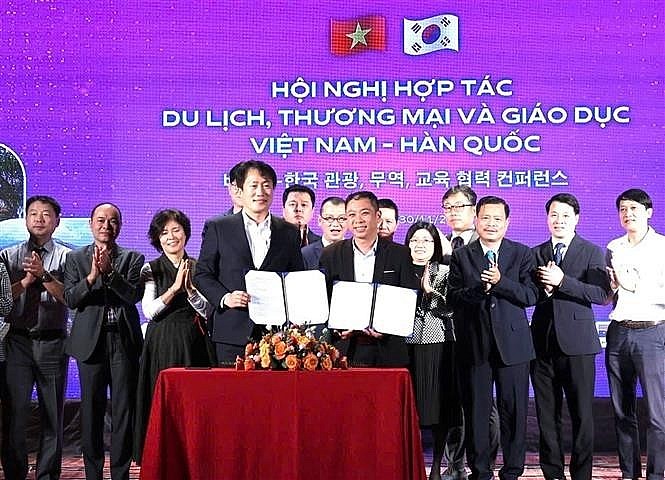 The Asia Tourism Development Institute (ATI) signs cooperation documents with Korean agencies. (Photo: VNA) The Asia Tourism Development Institute (ATI) signs cooperation documents with Korean agencies. (Photo: VNA)