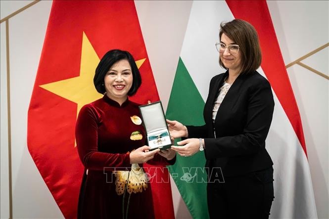 Hungary trao tặng huân chương cho Đại sứ Nguyễn Thị Bích Thảo Hungary trao tặng huân chương cho Đại sứ Nguyễn Thị Bích Thảo