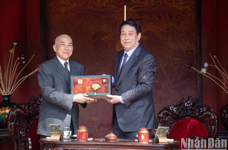 President Luong Cuong presents gifts to Cambodian King Norodom Sihamoni. President Luong Cuong presents gifts to Cambodian King Norodom Sihamoni.