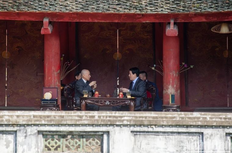 President Luong Cuong and Cambodian King Norodom Sihamoni enjoy tea in the space of the special national relic Van Mieu-Quoc Tu Giam. President Luong Cuong and Cambodian King Norodom Sihamoni enjoy tea in the space of the special national relic Van Mieu-Quoc Tu Giam.