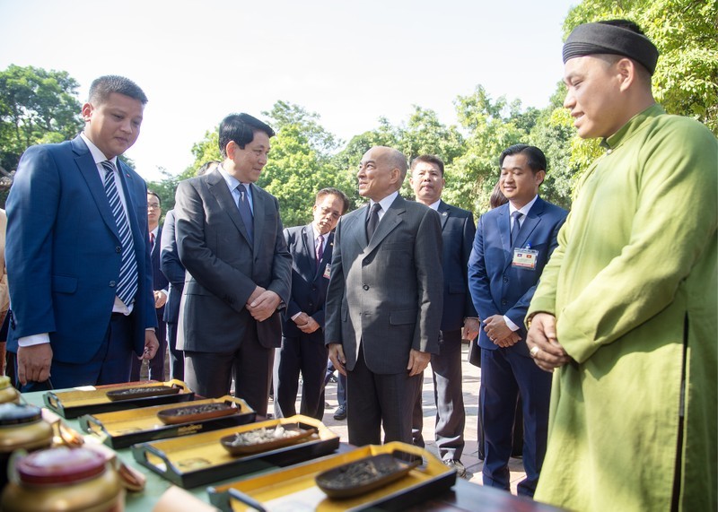 President Luong Cuong and Cambodian King Norodom Sihamoni listen to an introduction to Vietnam's precious teas. (Photo: Nhan Dan) President Luong Cuong and Cambodian King Norodom Sihamoni listen to an introduction to Vietnam's precious teas. (Photo: Nhan Dan)