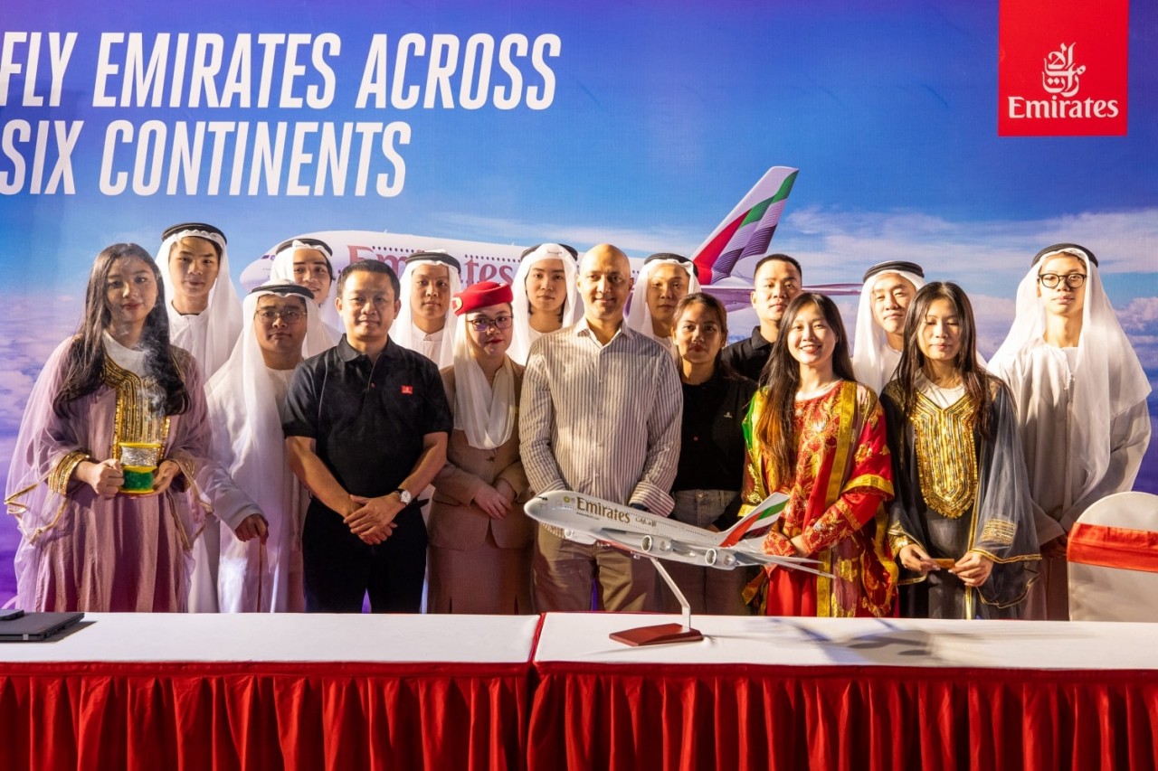 On November 30, 2024, the bustling Hoàn Kiếm Walking Street in Hanoi transformed into a vibrant celebration of Middle Eastern culture during the “UAE Cultural Day 2024.” Organized by the Embassy of the United Arab Emirates (UAE) in Vietnam, in collaboration with UAE businesses operating in the country, the event captivated locals and tourists alike with its immersive and dynamic activities. On November 30, 2024, the bustling Hoàn Kiếm Walking Street in Hanoi transformed into a vibrant celebration of Middle Eastern culture during the “UAE Cultural Day 2024.” Organized by the Embassy of the United Arab Emirates (UAE) in Vietnam, in collaboration with UAE businesses operating in the country, the event captivated locals and tourists alike with its immersive and dynamic activities.