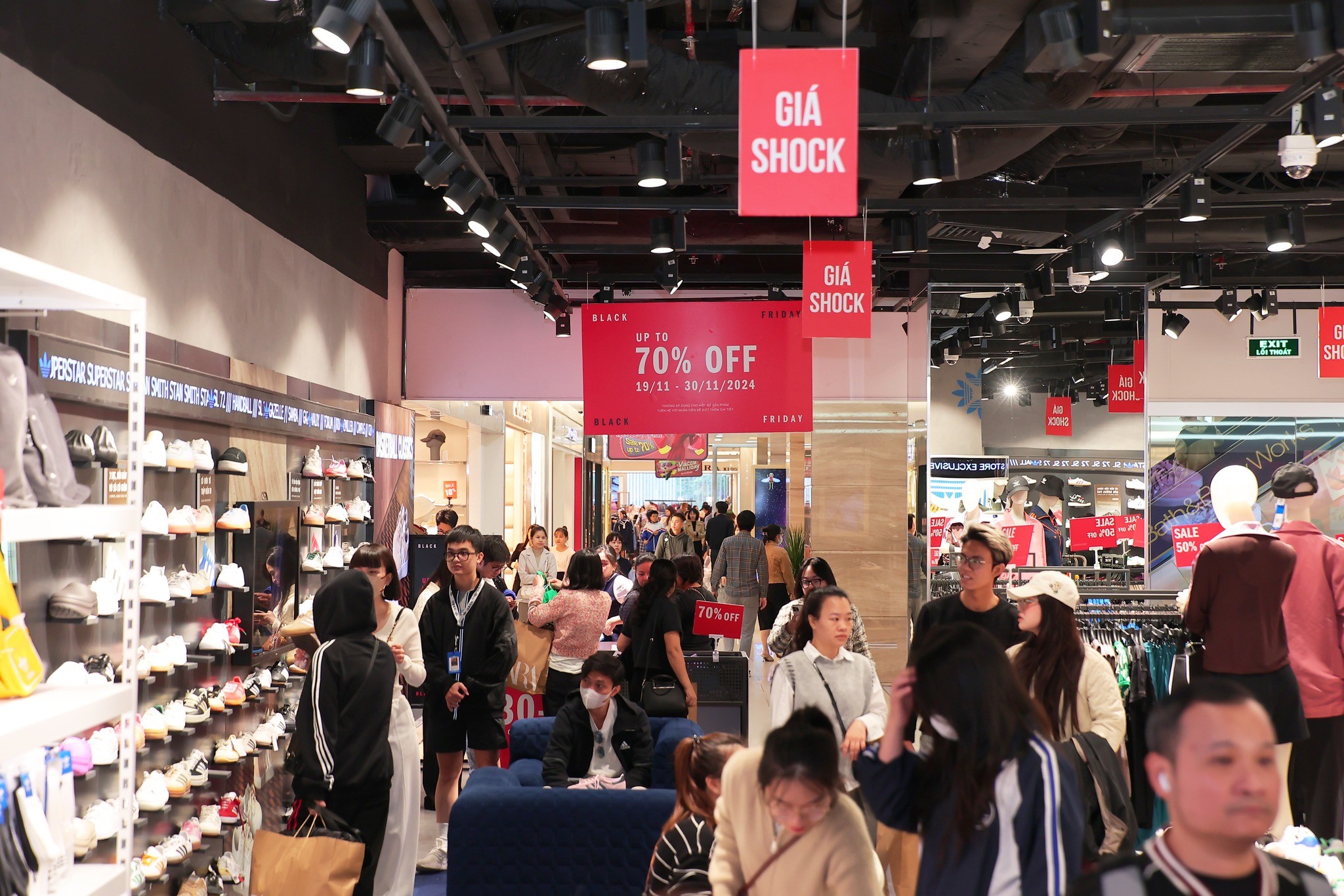 Chuỗi TTTM Vincom “bùng nổ” với gần 2 triệu lượt khách đổ về trong 3 ngày Black Friday Chuỗi TTTM Vincom “bùng nổ” với gần 2 triệu lượt khách đổ về trong 3 ngày Black Friday