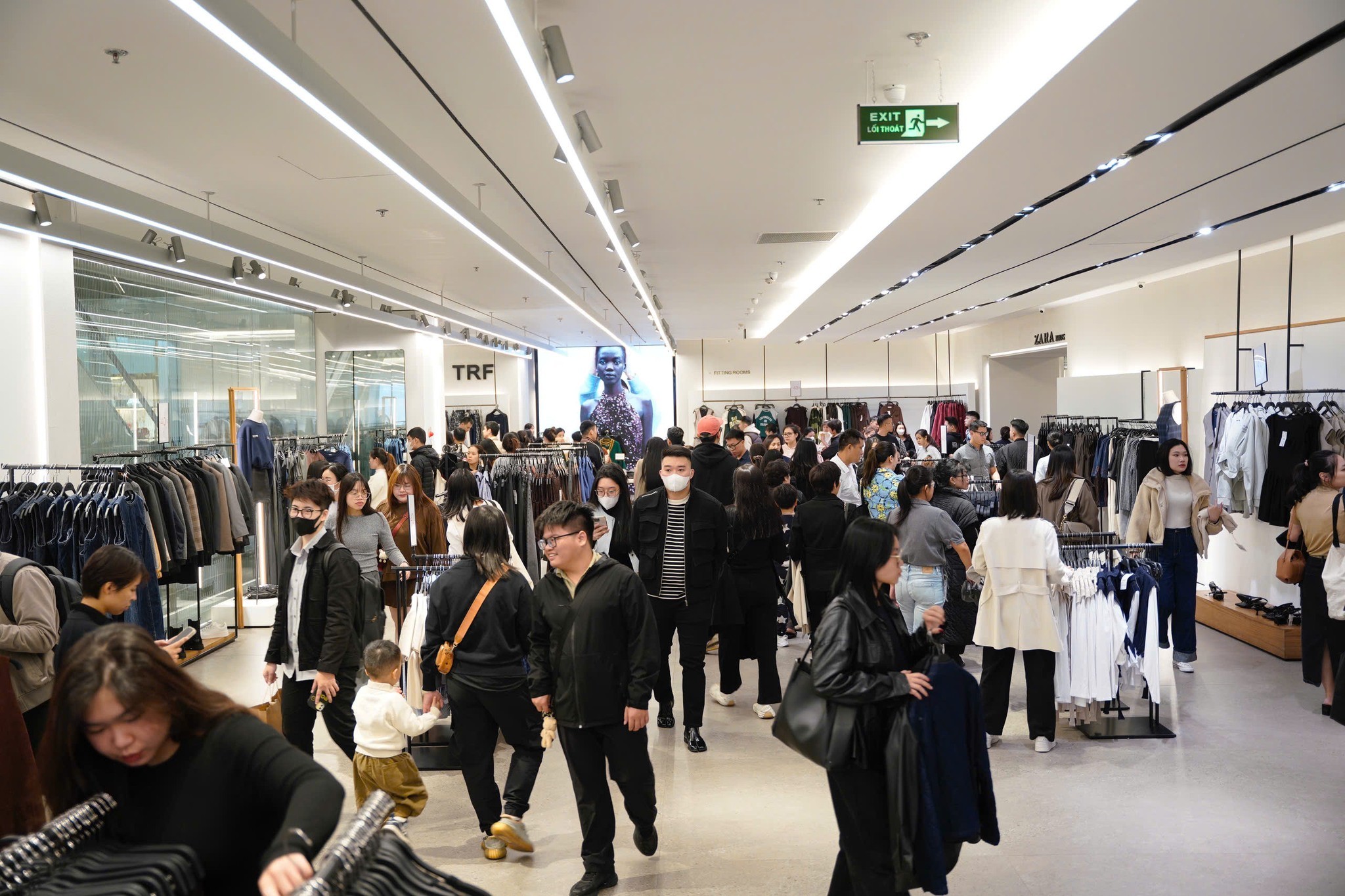 Chuỗi TTTM Vincom “bùng nổ” với gần 2 triệu lượt khách đổ về trong 3 ngày Black Friday Chuỗi TTTM Vincom “bùng nổ” với gần 2 triệu lượt khách đổ về trong 3 ngày Black Friday
