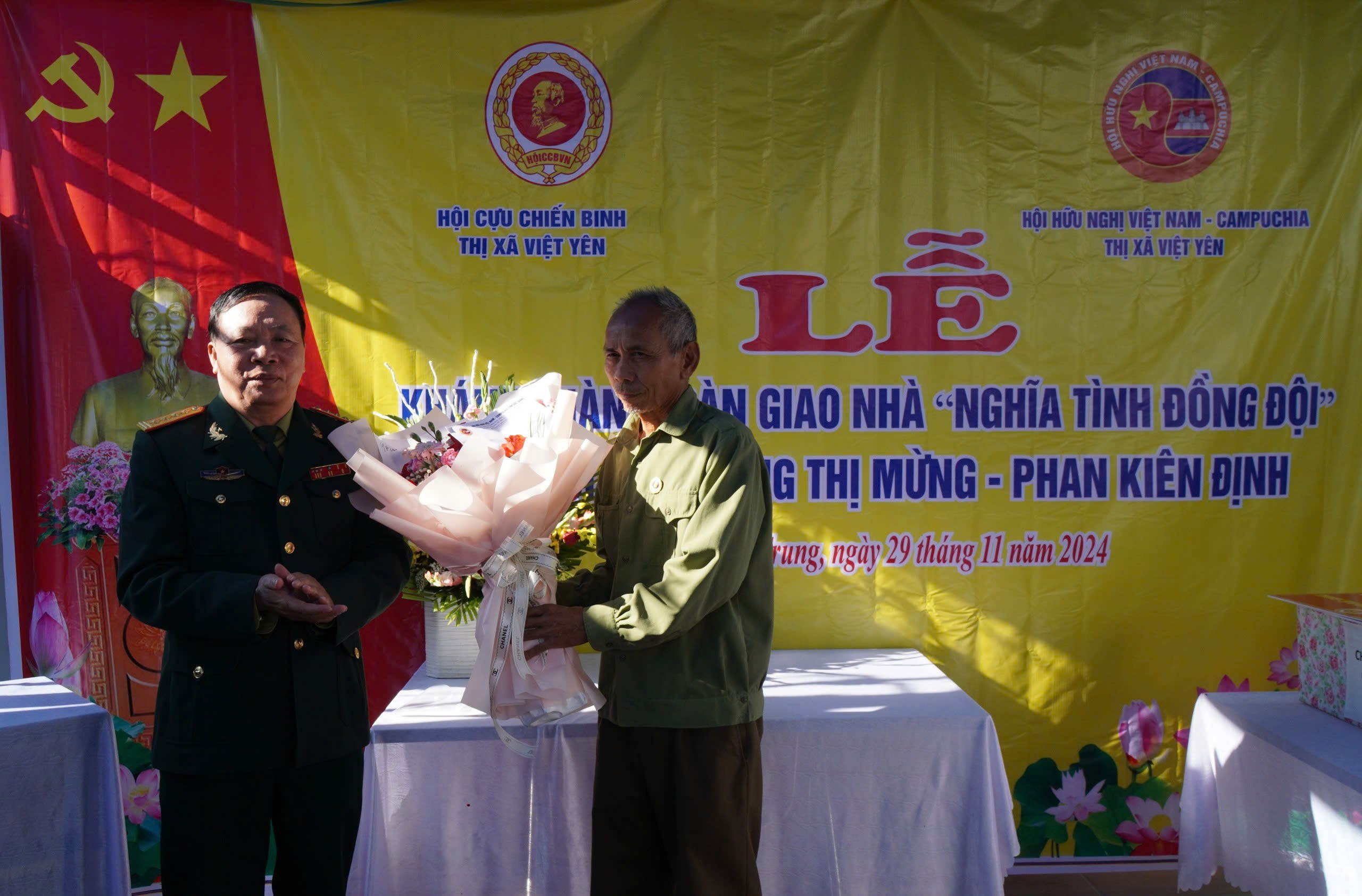 Ông Nguyễn Quốc Hội, Phó Chủ tịch Thường trực Hội hữu nghị Việt Nam -Campuchia tỉnh Bắc Giang trao quà chúc mừng gia đình ông Phan Kiên Định. (Ảnh: Thế Hiền) Ông Nguyễn Quốc Hội, Phó Chủ tịch Thường trực Hội hữu nghị Việt Nam -Campuchia tỉnh Bắc Giang trao quà chúc mừng gia đình ông Phan Kiên Định. (Ảnh: Thế Hiền)