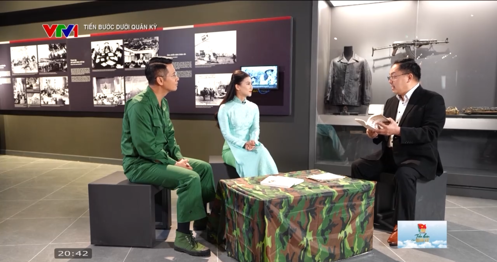 ông Hoàng Nam Tiến, con trai út của thiếu tướng Hoàng Đan đọc lại những lá thư ba viết cho mẹ, ông Hoàng Nam Tiến, con trai út của thiếu tướng Hoàng Đan đọc lại những lá thư ba viết cho mẹ,