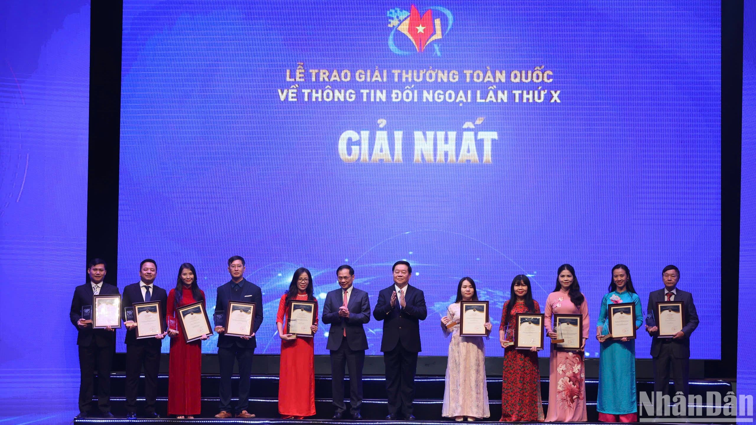 Ông Nguyễn Trọng Nghĩa, Ủy viên Bộ Chính trị, Bí thư Trung ương Đảng, Trưởng Ban Tuyên giáo Trung ương, Trưởng Ban Chỉ đạo Công tác thông tin đối ngoại; ông Bùi Thanh Sơn, Ủy viên Trung ương Đảng, Phó Thủ tướng Chính phủ, Bộ trưởng Ngoại giao trao giải Nhất cho các tác giả/nhóm tác giả đoạt giải. (Ảnh: Báo Nhân Dân) Ông Nguyễn Trọng Nghĩa, Ủy viên Bộ Chính trị, Bí thư Trung ương Đảng, Trưởng Ban Tuyên giáo Trung ương, Trưởng Ban Chỉ đạo Công tác thông tin đối ngoại; ông Bùi Thanh Sơn, Ủy viên Trung ương Đảng, Phó Thủ tướng Chính phủ, Bộ trưởng Ngoại giao trao giải Nhất cho các tác giả/nhóm tác giả đoạt giải. (Ảnh: Báo Nhân Dân)