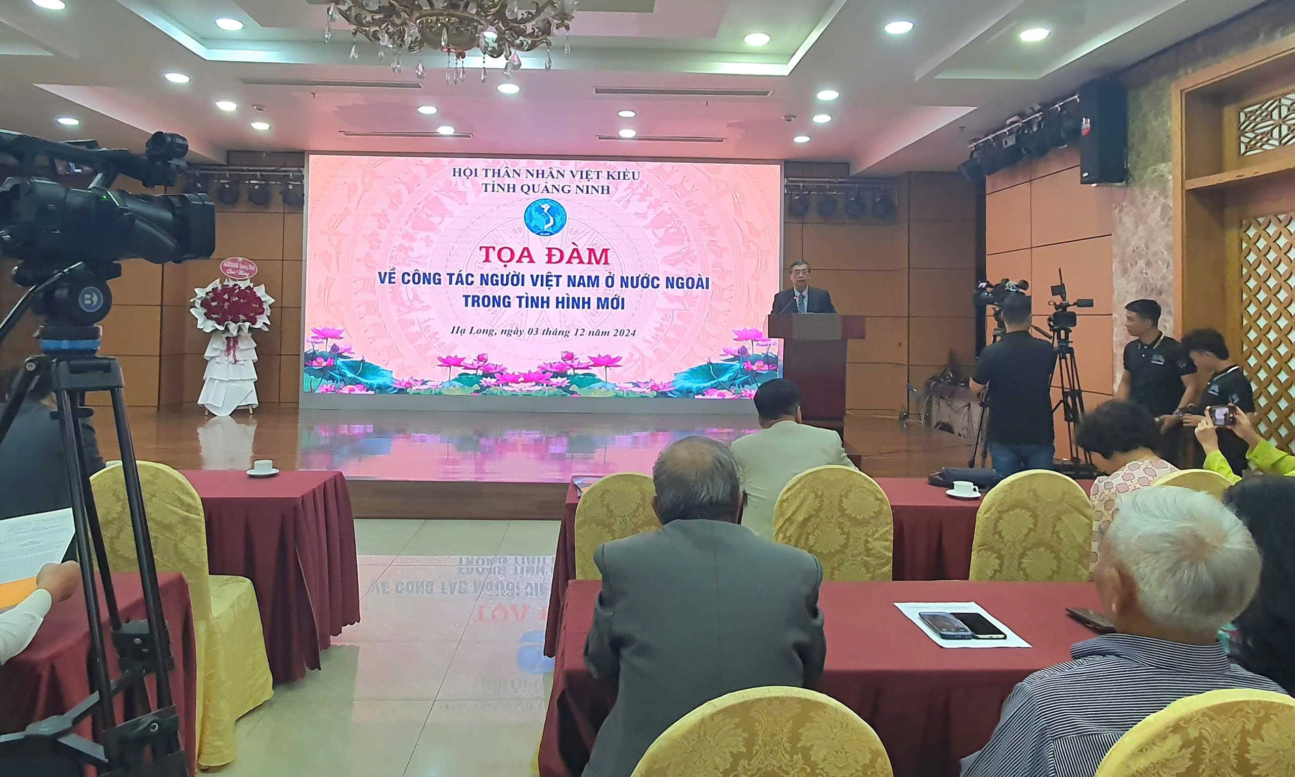 Đại sứ Nguyễn Phú Bình, Chủ tịch Hội liên lạc với người Việt Nam ở nước ngoài, trao đổi về công tác người Việt Nam ở nước ngoài trong tình hình mới. (Ảnh: Lê Trường) Đại sứ Nguyễn Phú Bình, Chủ tịch Hội liên lạc với người Việt Nam ở nước ngoài, trao đổi về công tác người Việt Nam ở nước ngoài trong tình hình mới. (Ảnh: Lê Trường)