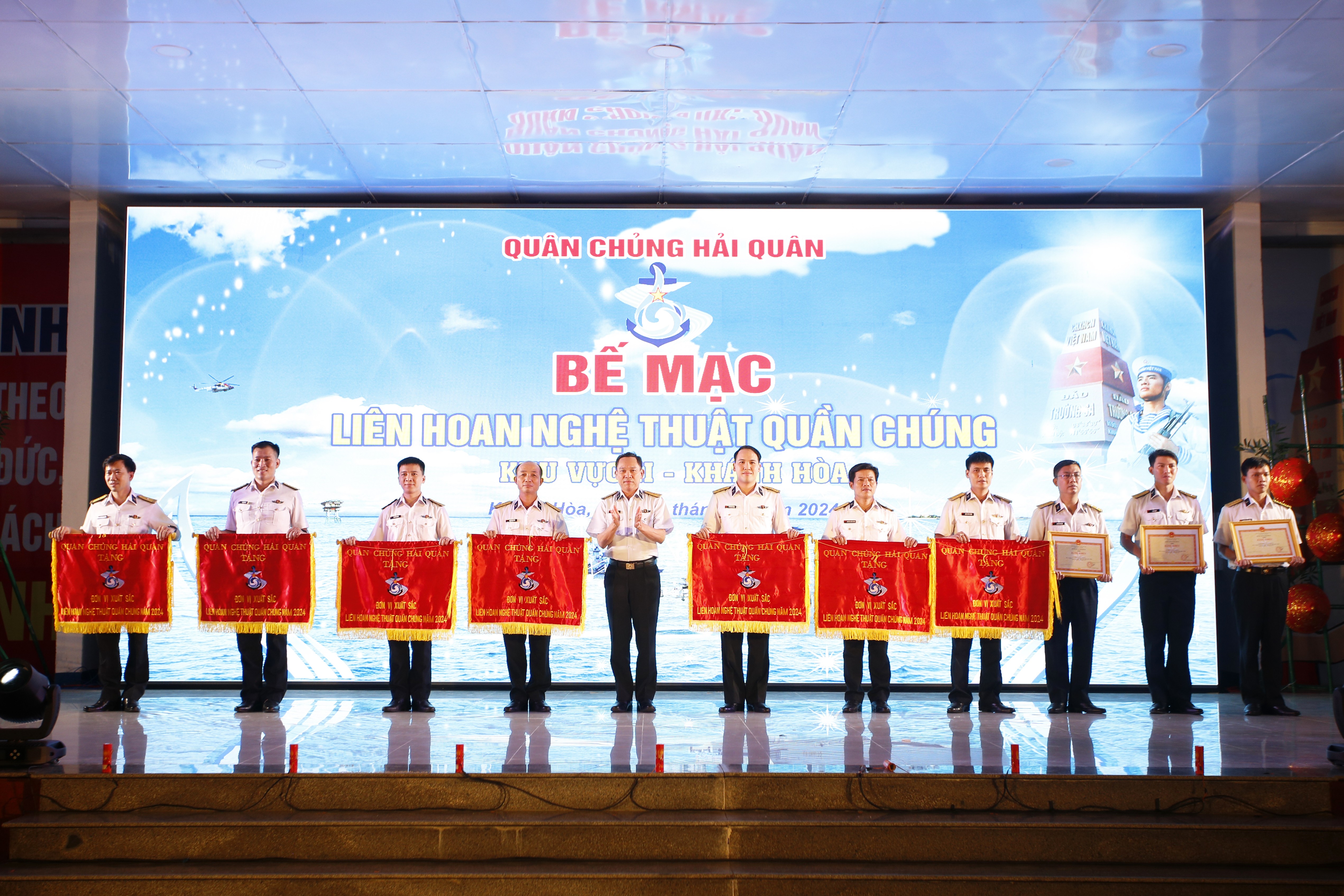 5. Đại tá Hồ Thanh Hoàn, Phó Chủ nhiệm Chính trị Hải quân, Phó Trưởng ban Tổ chức liên hoan trao Cờ đơn vị xuất sắc và Bằng khen cho các đơn vị 5. Đại tá Hồ Thanh Hoàn, Phó Chủ nhiệm Chính trị Hải quân, Phó Trưởng ban Tổ chức liên hoan trao Cờ đơn vị xuất sắc và Bằng khen cho các đơn vị