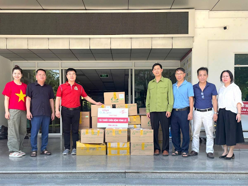 Ông Hà Ngọc Sơn (bìa trái) - TGĐ Tập đoàn Dược phẩm TV.Pharm- AIKYA trực tiếp vận chuyển những thùng thuốc nghĩa tình tới bà con vùng lũ, sạt lở đất tại Lào Cai. Ông Hà Ngọc Sơn (bìa trái) - TGĐ Tập đoàn Dược phẩm TV.Pharm- AIKYA trực tiếp vận chuyển những thùng thuốc nghĩa tình tới bà con vùng lũ, sạt lở đất tại Lào Cai.
