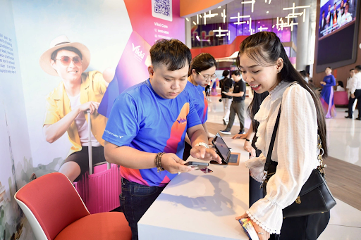 Nhà đầu tư trải nghiệm không gian số hóa và đổi mới sáng tạo của HDBank Nhà đầu tư trải nghiệm không gian số hóa và đổi mới sáng tạo của HDBank