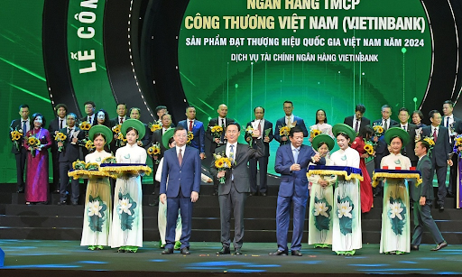 Ông Lê Thanh Tùng, Thành viên Hội đồng Quản trị VietinBank nhận vinh danh Thương hiệu Quốc gia Việt Nam năm 2024 Ông Lê Thanh Tùng, Thành viên Hội đồng Quản trị VietinBank nhận vinh danh Thương hiệu Quốc gia Việt Nam năm 2024