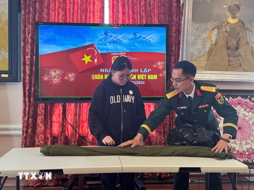 “Một ngày cùng chiến sỹ” của học sinh, sinh viên Việt tại thủ đô nước Mỹ “Một ngày cùng chiến sỹ” của học sinh, sinh viên Việt tại thủ đô nước Mỹ