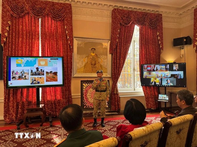 “Một ngày cùng chiến sỹ” của học sinh, sinh viên Việt tại thủ đô nước Mỹ “Một ngày cùng chiến sỹ” của học sinh, sinh viên Việt tại thủ đô nước Mỹ
