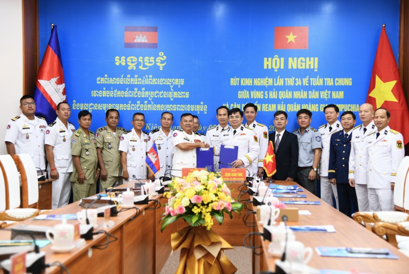 Đại tá Trịnh Xuân Tùng và Phó Đô đốc May Dina trao biên bản ghi nhớ công tác phối hợp. Đại tá Trịnh Xuân Tùng và Phó Đô đốc May Dina trao biên bản ghi nhớ công tác phối hợp.