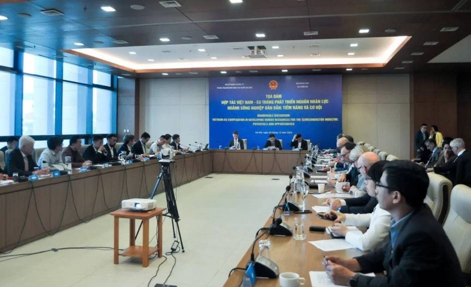 The seminar aims to find directions and opportunities for cooperation in the semiconductor field between EU countries and Vietnam. (Photo: Pham Hien) The seminar aims to find directions and opportunities for cooperation in the semiconductor field between EU countries and Vietnam. (Photo: Pham Hien)