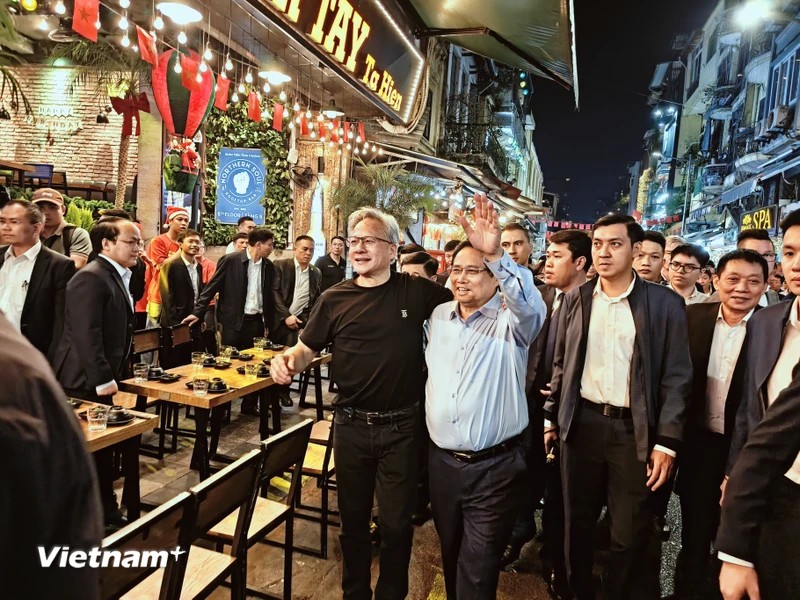 Nhiều người dân Thủ đô và du khách quốc tế bất ngờ khi bắt gặp Thủ tướng Phạm Minh Chính và CEO Tập đoàn NVDIA đi dạo phố cổ. (Ảnh: TTXVN) Nhiều người dân Thủ đô và du khách quốc tế bất ngờ khi bắt gặp Thủ tướng Phạm Minh Chính và CEO Tập đoàn NVDIA đi dạo phố cổ. (Ảnh: TTXVN)