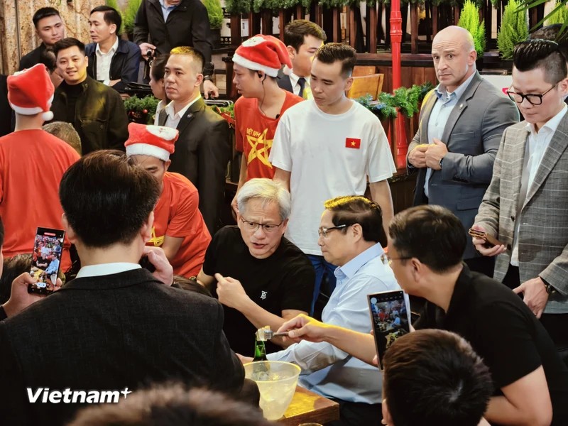 Thủ tướng Phạm Minh Chính và ông Jensen Huang chọn một quán bia trên phố Tạ Hiện để thưởng thức đặc sản đường phố Hà Nội. (Ảnh: TTXVN) Thủ tướng Phạm Minh Chính và ông Jensen Huang chọn một quán bia trên phố Tạ Hiện để thưởng thức đặc sản đường phố Hà Nội. (Ảnh: TTXVN)