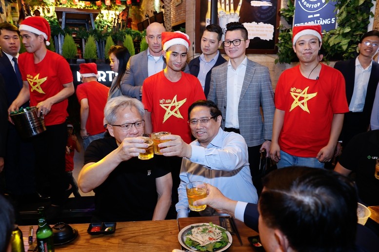 Thủ tướng mời ông Jensen Huang cùng đoàn lãnh đạo cấp cao của Tập đoàn NVIDIA thưởng thức bia Trúc Bạch tại phố Tạ Hiện - Ảnh: VGP Thủ tướng mời ông Jensen Huang cùng đoàn lãnh đạo cấp cao của Tập đoàn NVIDIA thưởng thức bia Trúc Bạch tại phố Tạ Hiện - Ảnh: VGP