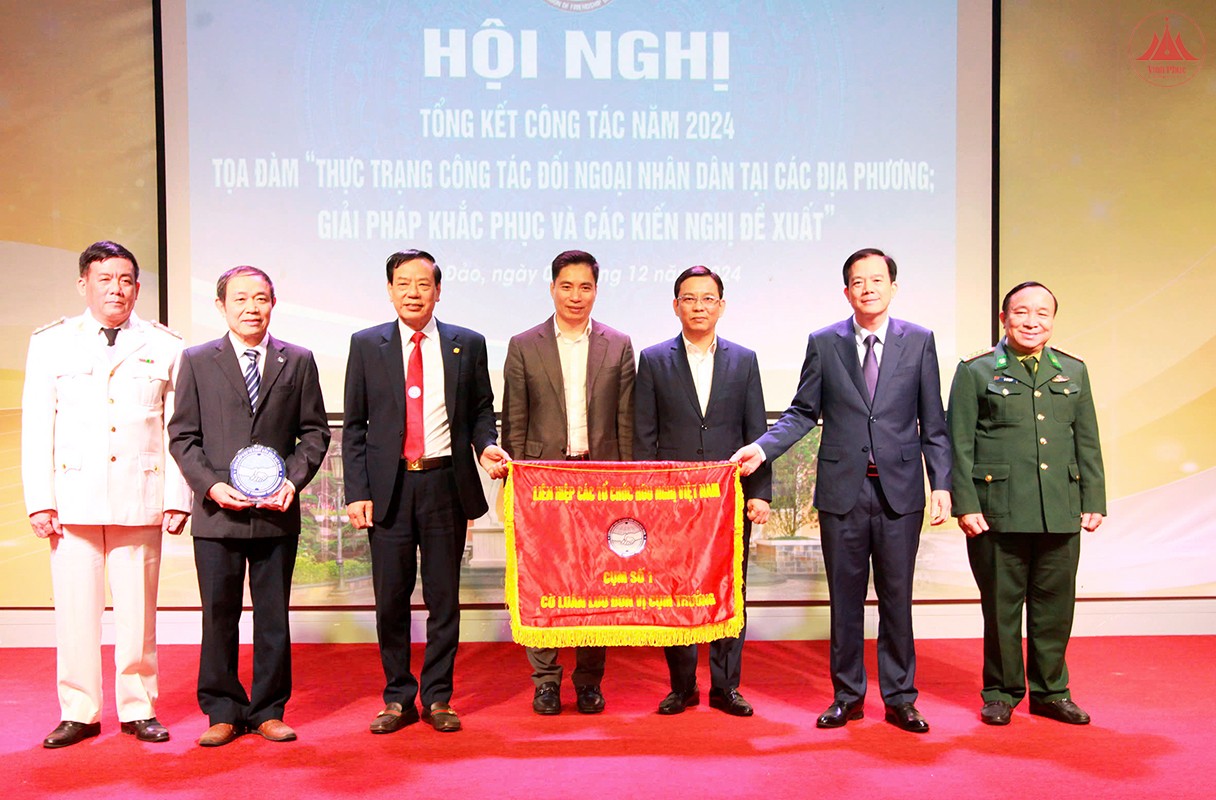 Liên hiệp Các tổ chức hữu nghị tỉnh Vĩnh Phúc bàn giao vai trò Cụm trưởng Cụm thi đua số 1 năm 2025 cho Liên hiệp Các tổ chức hữu nghị tỉnh Nghệ An. Liên hiệp Các tổ chức hữu nghị tỉnh Vĩnh Phúc bàn giao vai trò Cụm trưởng Cụm thi đua số 1 năm 2025 cho Liên hiệp Các tổ chức hữu nghị tỉnh Nghệ An.