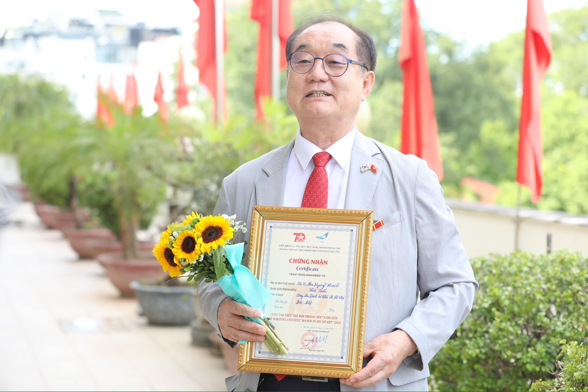 GS.TS. Ahn Kyong Hwan, Công dân danh dự Thủ đô Hà Nội với tác phẩm “Hà Nội là sao vàng trong tôi”. GS.TS. Ahn Kyong Hwan, Công dân danh dự Thủ đô Hà Nội với tác phẩm “Hà Nội là sao vàng trong tôi”.