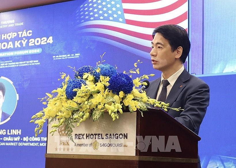 Ta Hoang Linh, Director of the Europe-Americas Market Department under the Ministry of Industry and Trade, speaks at the event. (Photo: VNA) Ta Hoang Linh, Director of the Europe-Americas Market Department under the Ministry of Industry and Trade, speaks at the event. (Photo: VNA)