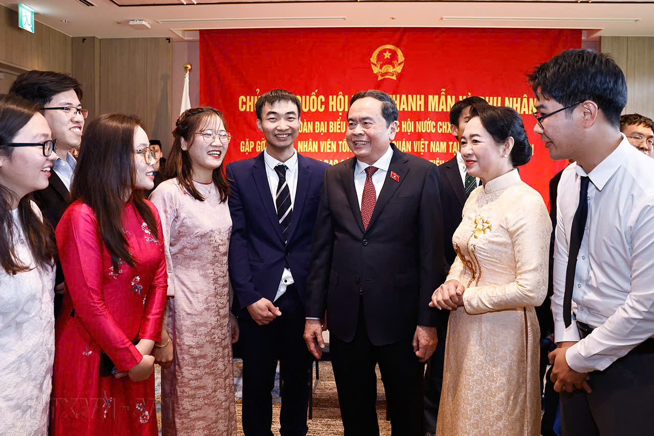 Chủ tịch Quốc hội Trần Thanh Mẫn và Phu nhân gặp gỡ đại diện cộng đồng người Việt Nam tại khu vực Kyushu, Okinawa và Trung Nam Nhật Bản. Ảnh: Doãn Tấn/TTXVN Chủ tịch Quốc hội Trần Thanh Mẫn và Phu nhân gặp gỡ đại diện cộng đồng người Việt Nam tại khu vực Kyushu, Okinawa và Trung Nam Nhật Bản. Ảnh: Doãn Tấn/TTXVN