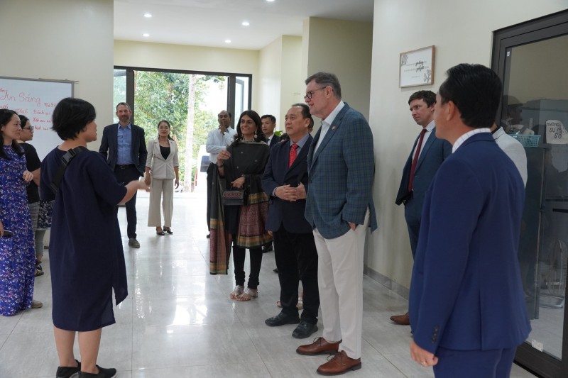Đoàn các mục sư Tin lành quốc tế thăm Trung tâm Giải cứu Bê-rít-sin. Đoàn các mục sư Tin lành quốc tế thăm Trung tâm Giải cứu Bê-rít-sin.