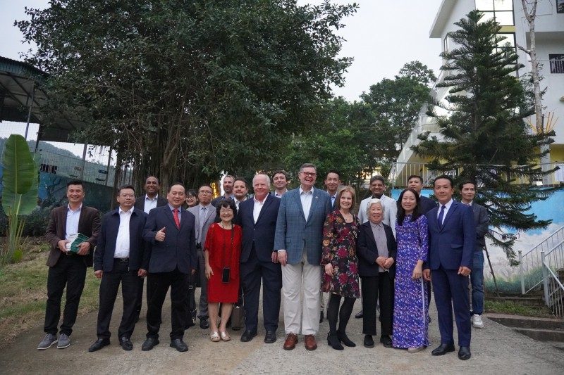 Đoàn các mục sư Tin lành quốc tế chụp ảnh lưu niệm cùng đội ngũ nhân sự của Trung tâm Giải cứu Aquila. Đoàn các mục sư Tin lành quốc tế chụp ảnh lưu niệm cùng đội ngũ nhân sự của Trung tâm Giải cứu Aquila.