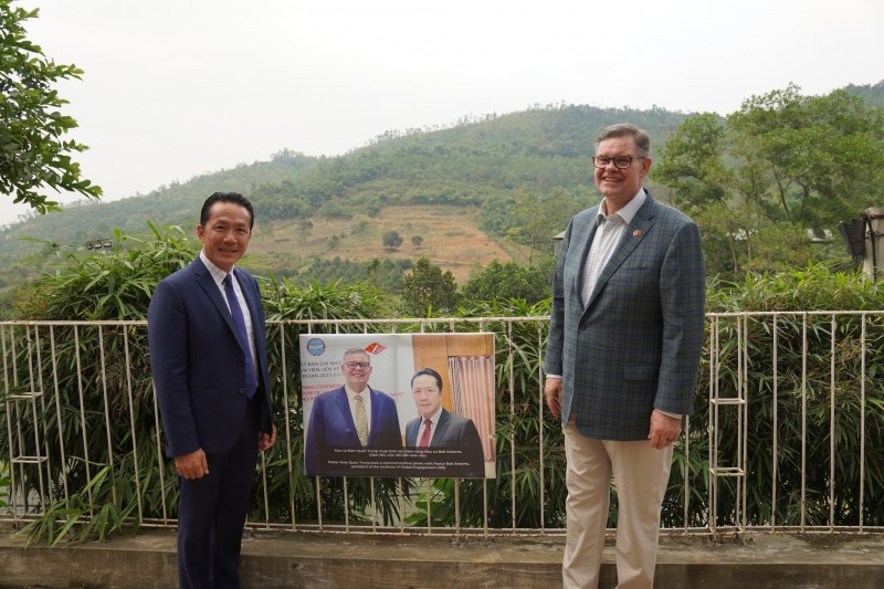 Mục sư Bob Roberts (phải) chụp hình lưu niệm cùng mục sư Nam Quốc Trung. Mục sư Bob Roberts (phải) chụp hình lưu niệm cùng mục sư Nam Quốc Trung.