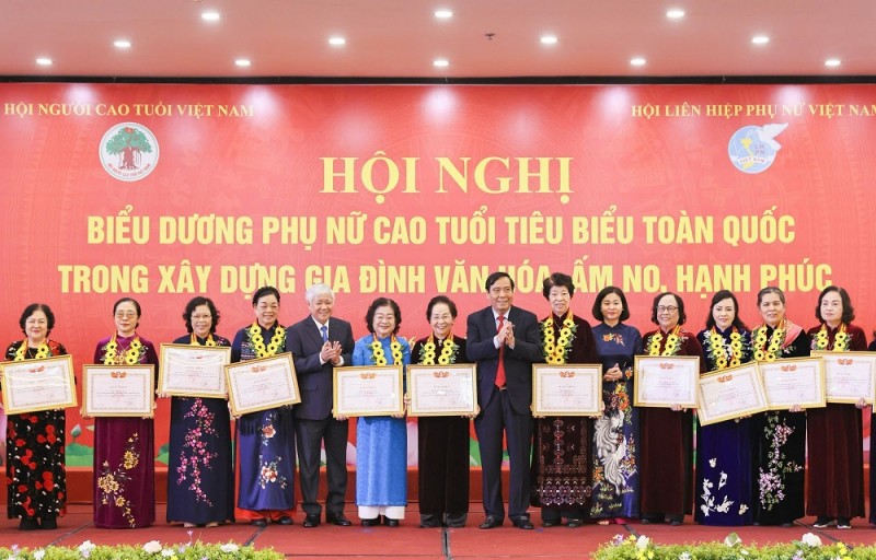 Biểu dương 291 phụ nữ cao tuổi tiêu biểu toàn quốc Biểu dương 291 phụ nữ cao tuổi tiêu biểu toàn quốc