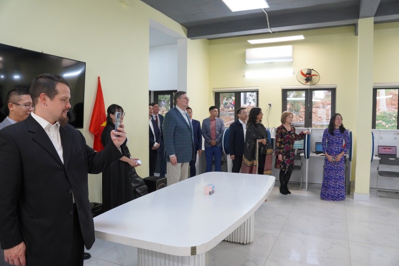 Đoàn tham quan lớp học tại trung tâm. Đoàn tham quan lớp học tại trung tâm.