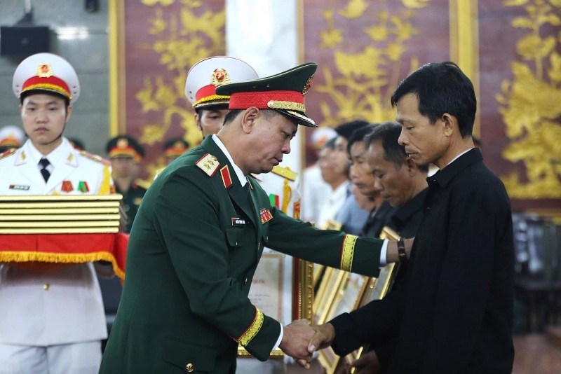 Tiễn biệt 12 quân nhân hy sinh khi diễn tập Tiễn biệt 12 quân nhân hy sinh khi diễn tập