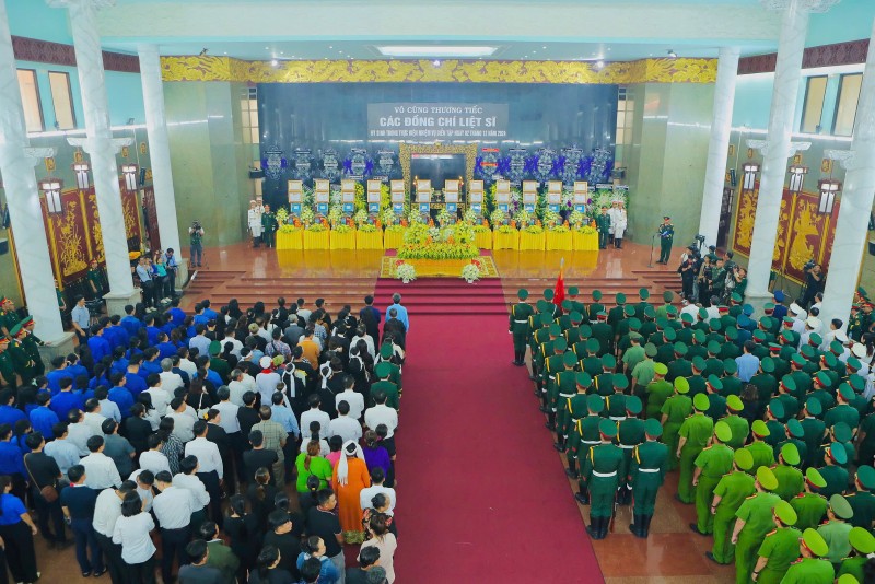 Tiễn biệt 12 quân nhân hy sinh khi diễn tập Tiễn biệt 12 quân nhân hy sinh khi diễn tập