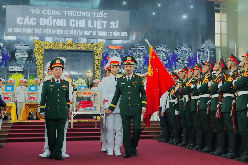 Tiễn biệt 12 quân nhân hy sinh khi diễn tập Tiễn biệt 12 quân nhân hy sinh khi diễn tập