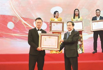 NSƯT Phạm Quang Ánh: “Dưới ánh đèn sân khấu tôi được cháy hết mình
