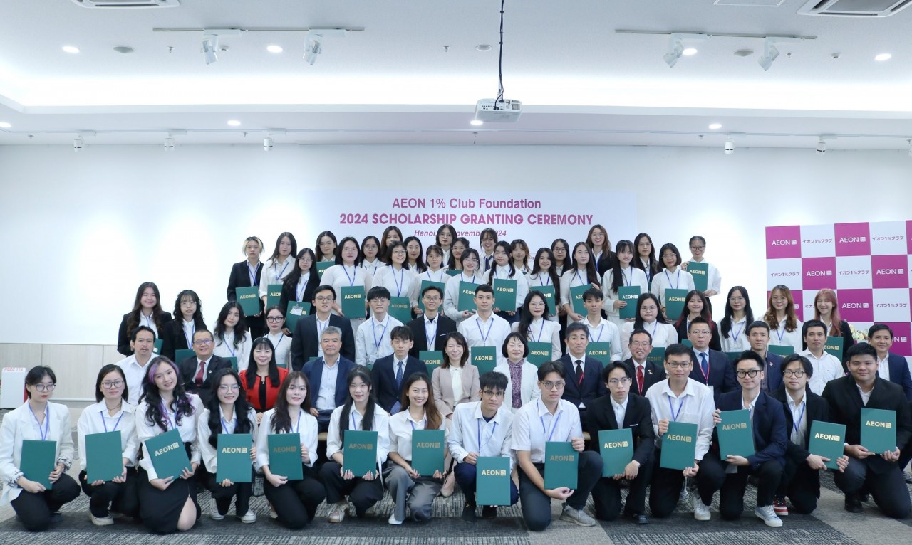 The AEON 1% Club Foundation granted scholarships to 54 Vietnamese university students for their outstanding study results at a ceremony on November 27. The AEON 1% Club Foundation granted scholarships to 54 Vietnamese university students for their outstanding study results at a ceremony on November 27.