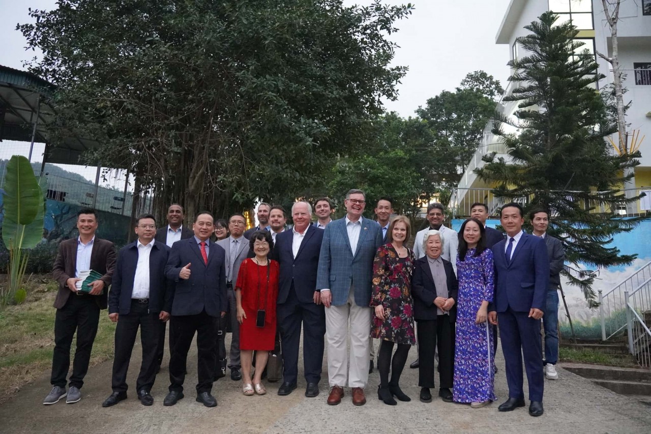 The international pastors took commemorative photos with the staff of the Aquila Rescue Center.